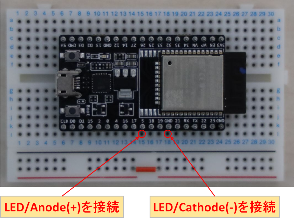 ブレッドボードにESP32-WROOM-32D開発ボード LED